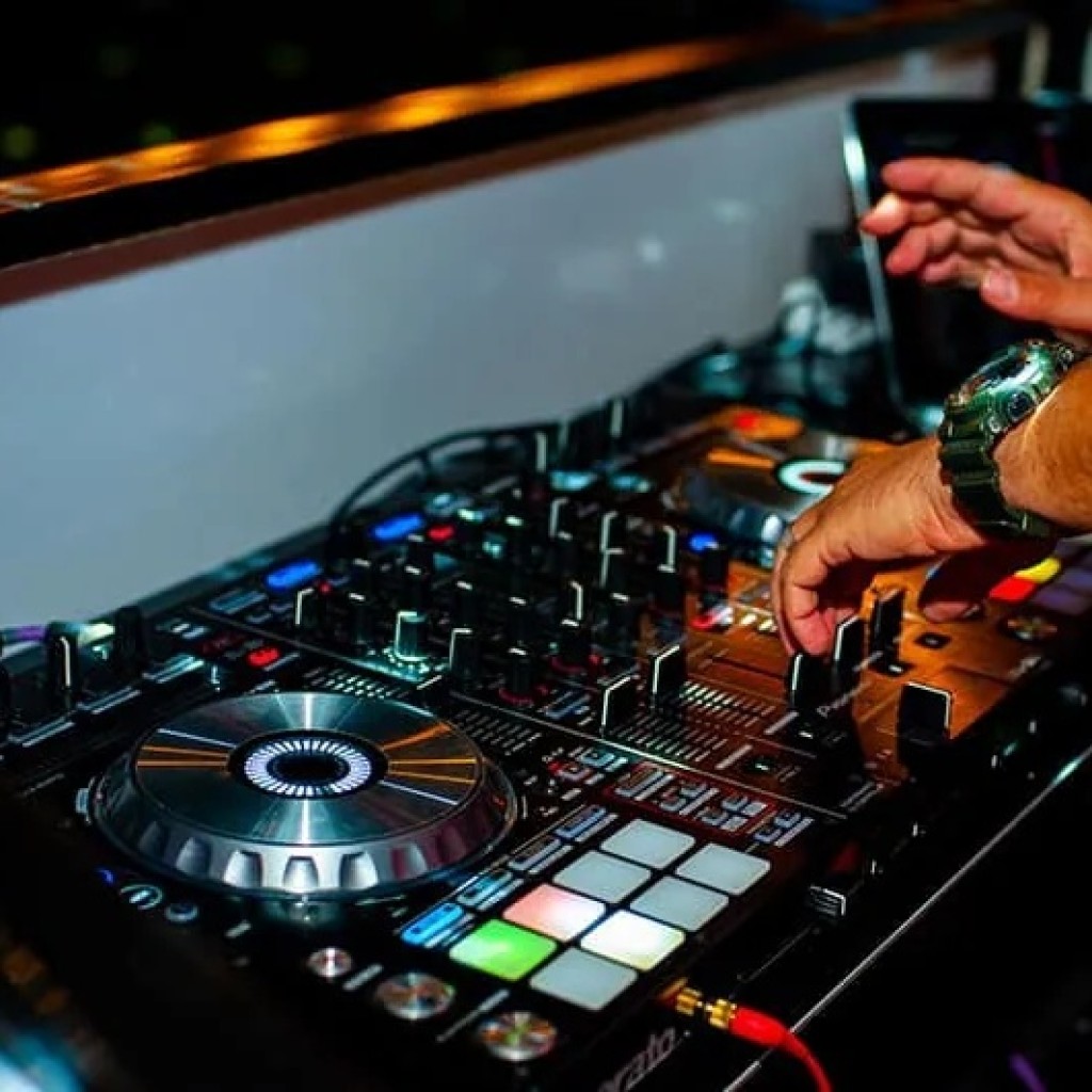 Djay TWENTY-2 Iwaya, Yaba Lagos Wedding DJ Service - 24-Hour Mon-Sat